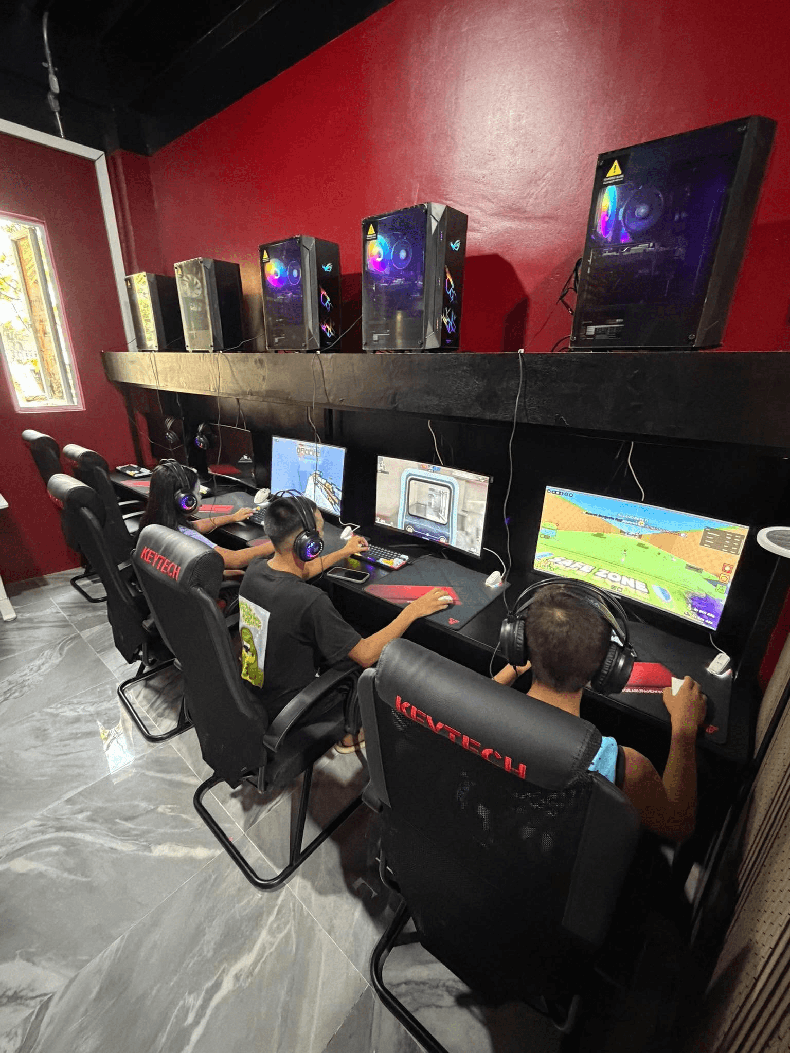 CafeCentro Cloud Timer internet cafe installation with customer PCs in use