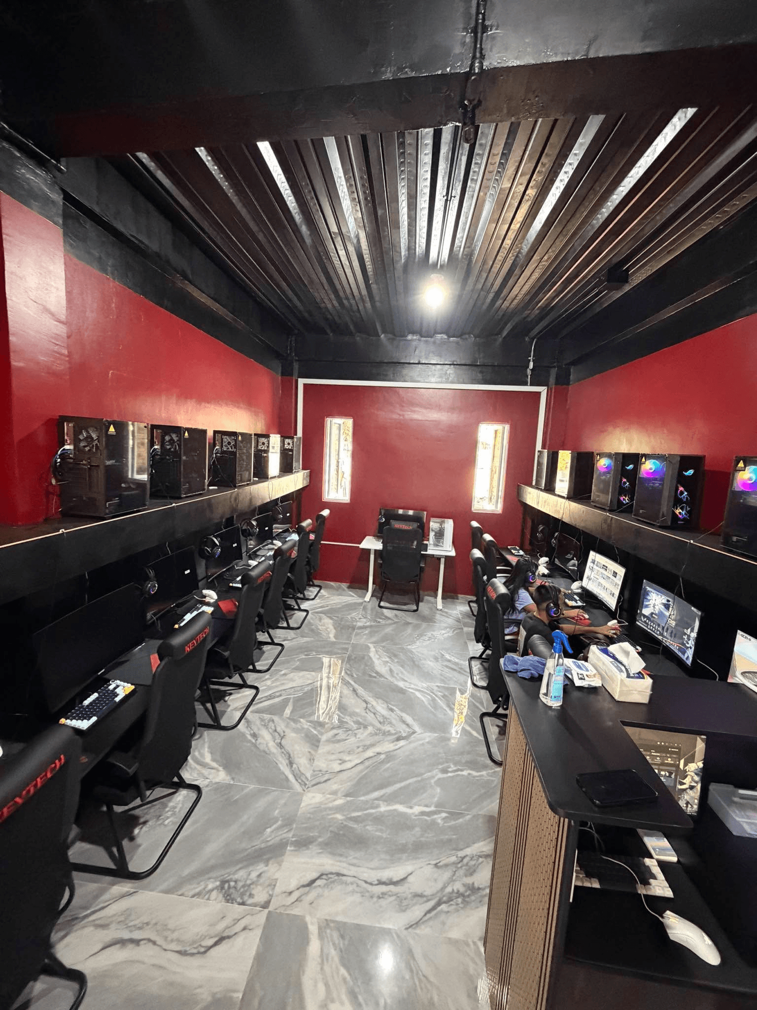 Internet cafe room with PC stations managed by CafeCentro Cloud Timer